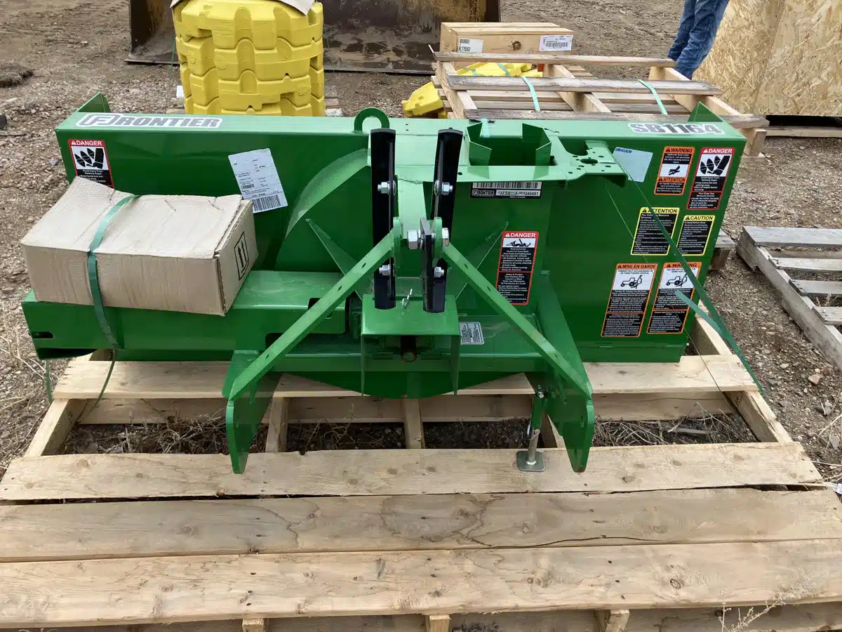 Photo de la Galerie 2 pour 2024 Frontier SB1164 Souffleur à neige