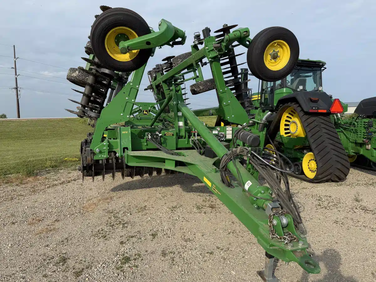 Gallery image 1 for 2024 John Deere 2660VT Vertical Tillage