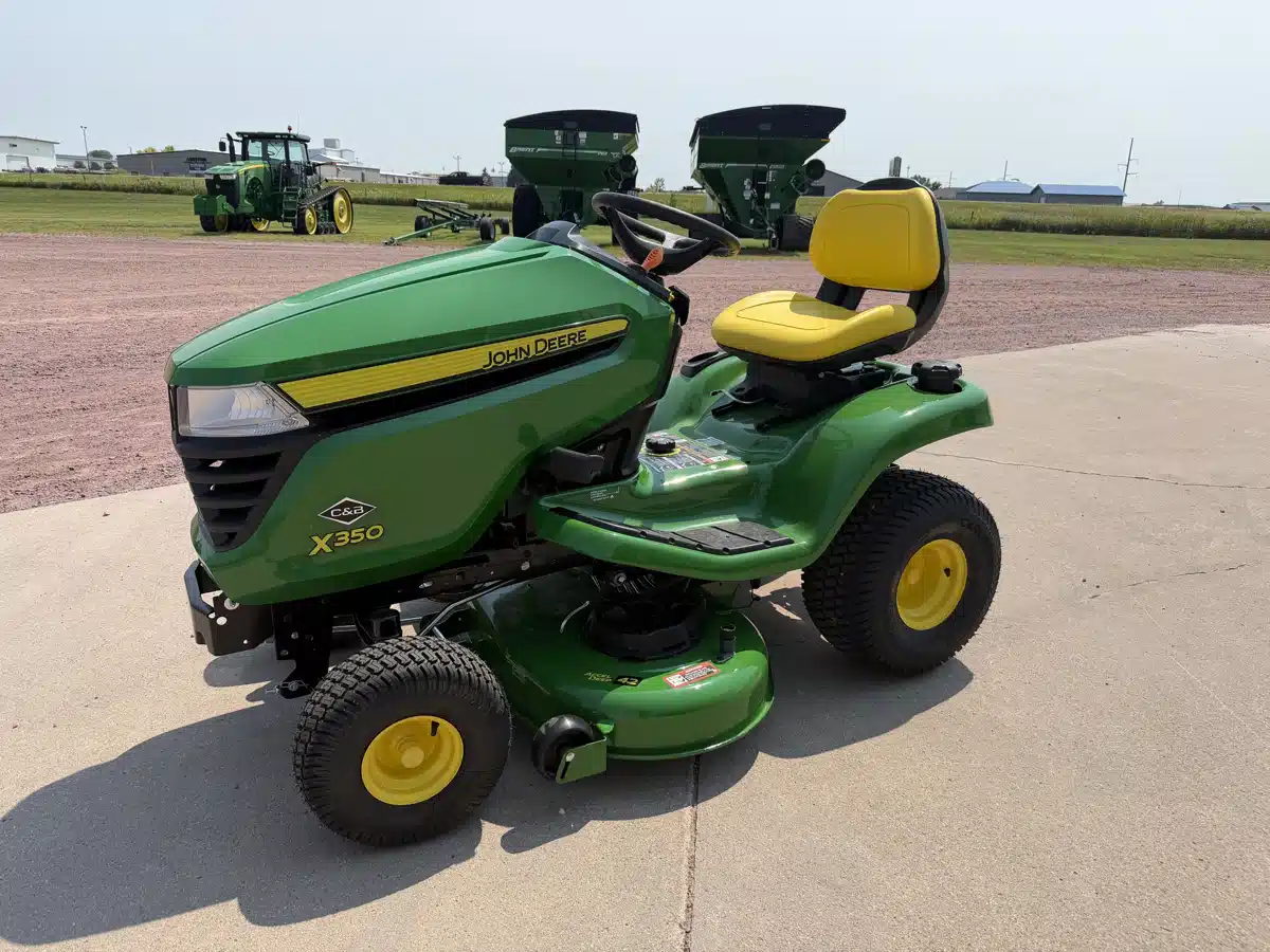 Photo de la Galerie 1 pour 2026 John Deere X350 Tracteur à pelouse