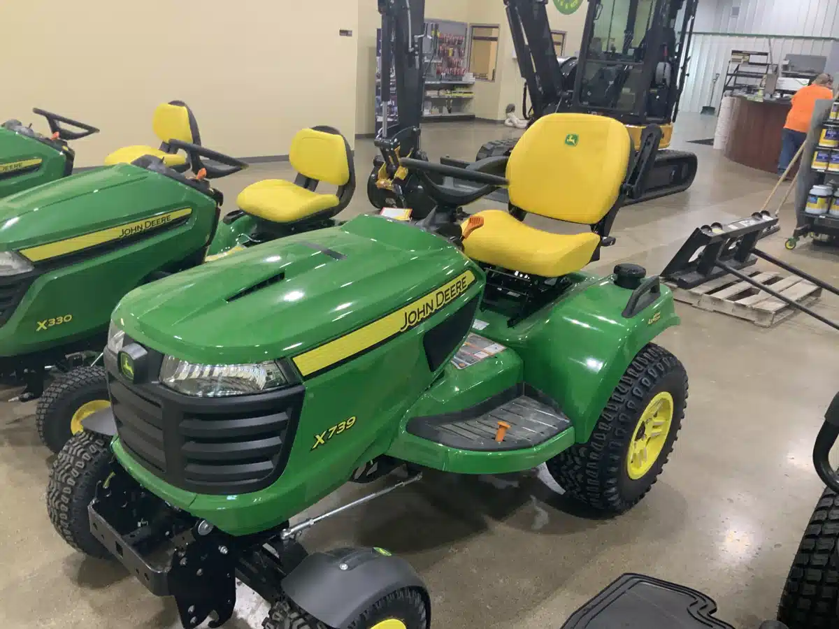 Photo de la Galerie 1 pour 2025 John Deere X739 Signature Series Tracteur à pelouse