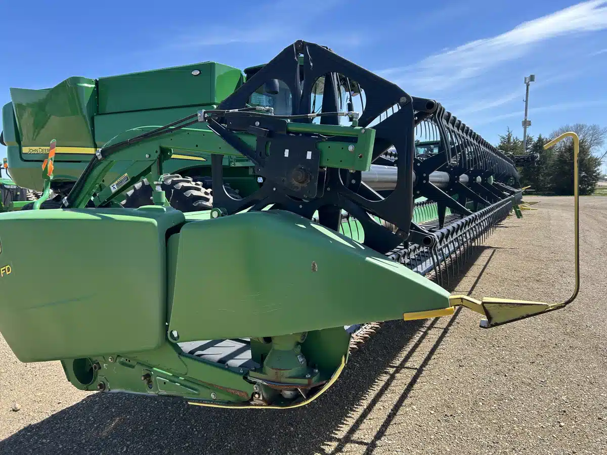 Gallery image 1 for 2012 John Deere 640FD Header - Draper