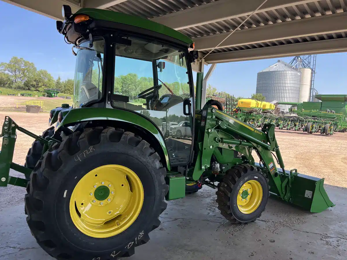 Photo de la Galerie 2 pour 2026 John Deere 4066R Tracteur