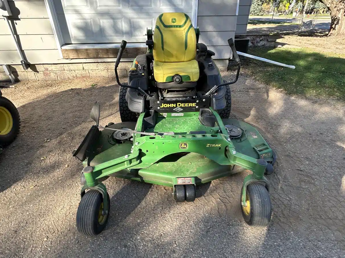 Photo de la Galerie 2 pour 2024 John Deere Z970R Tondeuse à rayon de braquage zéro