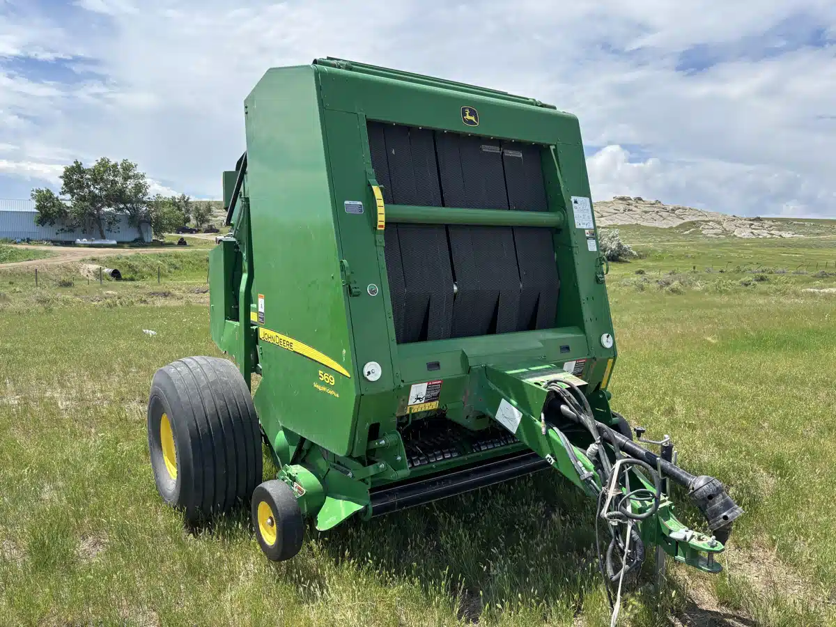 Gallery image 1 for 2015 John Deere 569 Round Baler