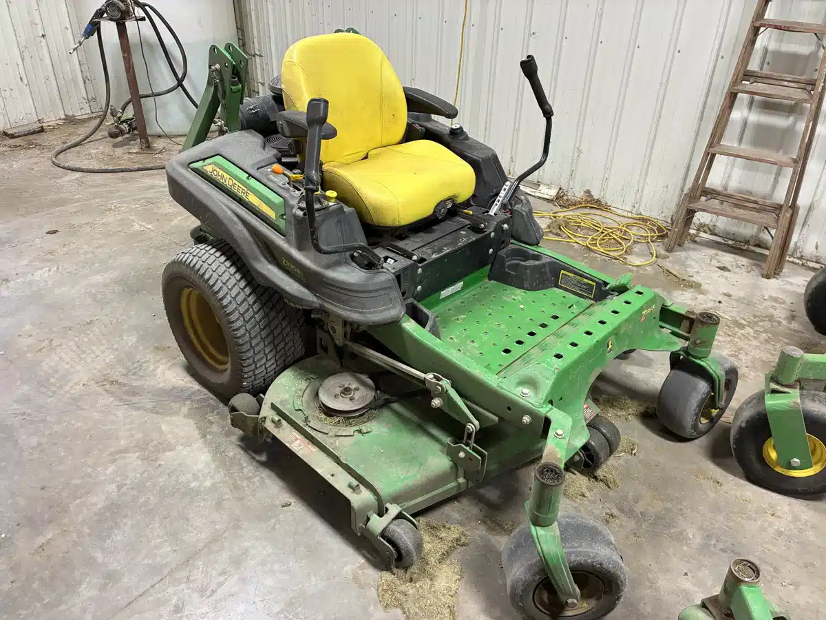 Photo de la Galerie 1 pour 2014 John Deere Z930R Tondeuse à rayon de braquage zéro