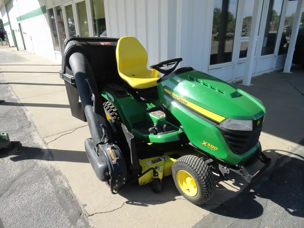 Photo de la Galerie 1 pour 2015 John Deere X590 Tracteur à pelouse