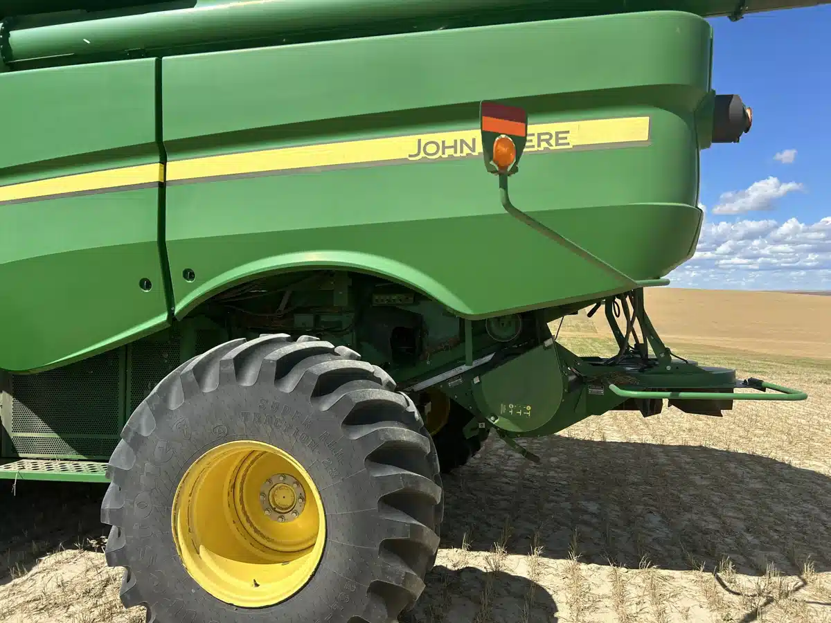 Gallery image 2 for 2012 John Deere S670 Combine