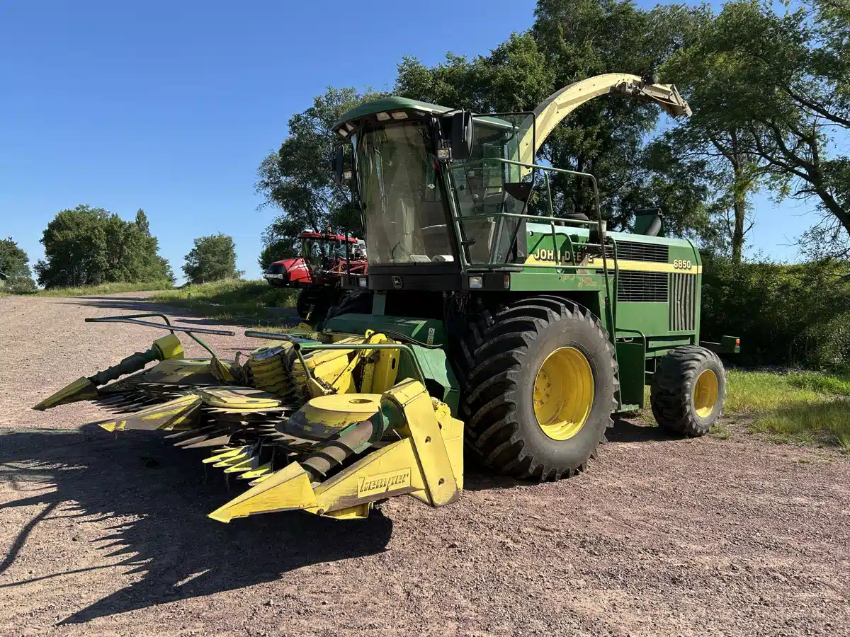 Gallery image 1 for 1999 John Deere 6850 Forage Harvester