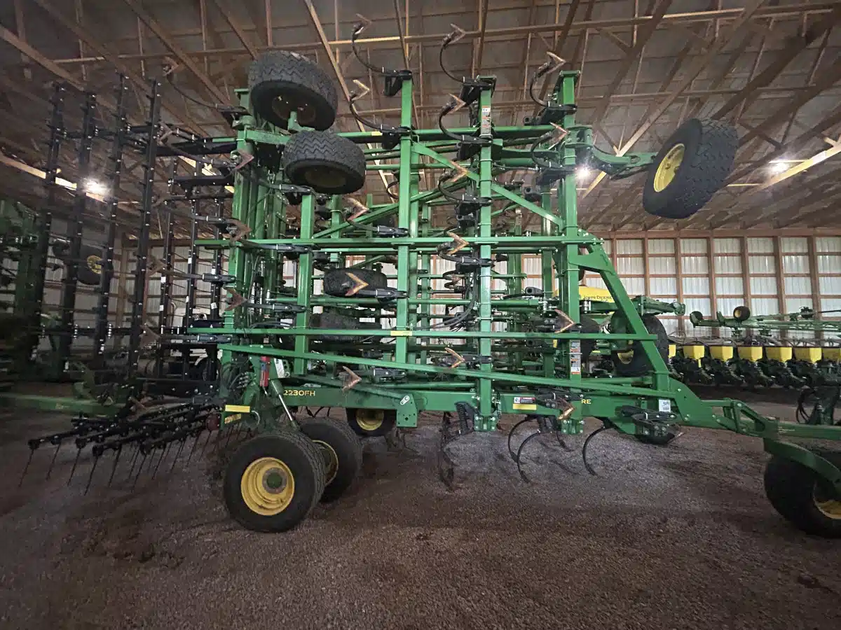 Photo de la Galerie 2 pour 2024 John Deere 2230FH Cultivateur