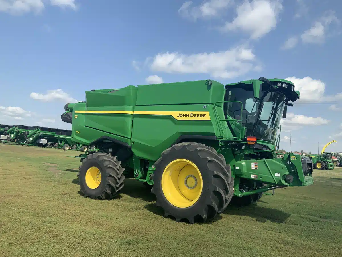 Gallery image 1 for 2025 John Deere S7 800 Combine