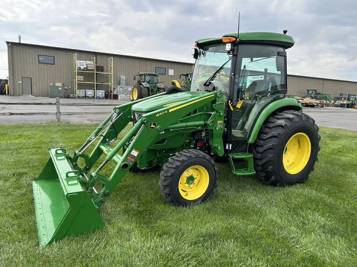 Photo de la Galerie 1 pour 2026 John Deere 4066R Tracteur