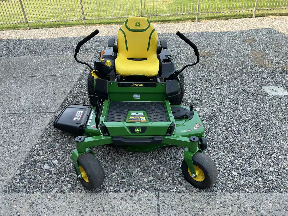 Photo de la Galerie 2 pour 2026 John Deere Z330R Tondeuse à rayon de braquage zéro