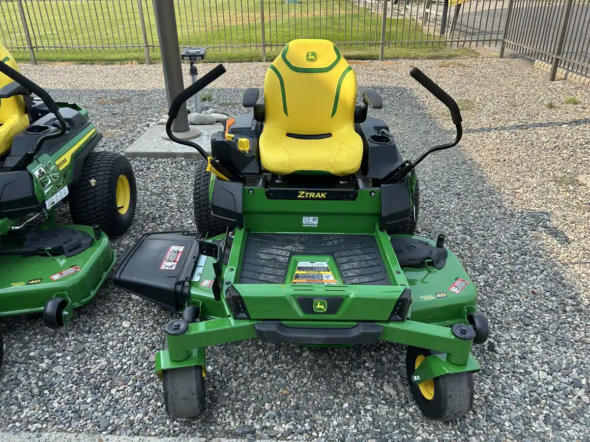 Gallery image 2 for 2026 John Deere Z330R Mower - Zero Turn