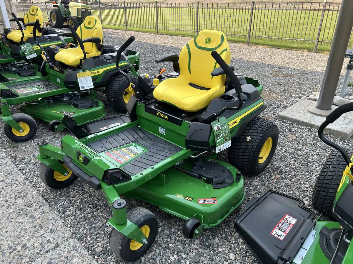 Photo de la Galerie 1 pour 2026 John Deere Z330R Tondeuse à rayon de braquage zéro
