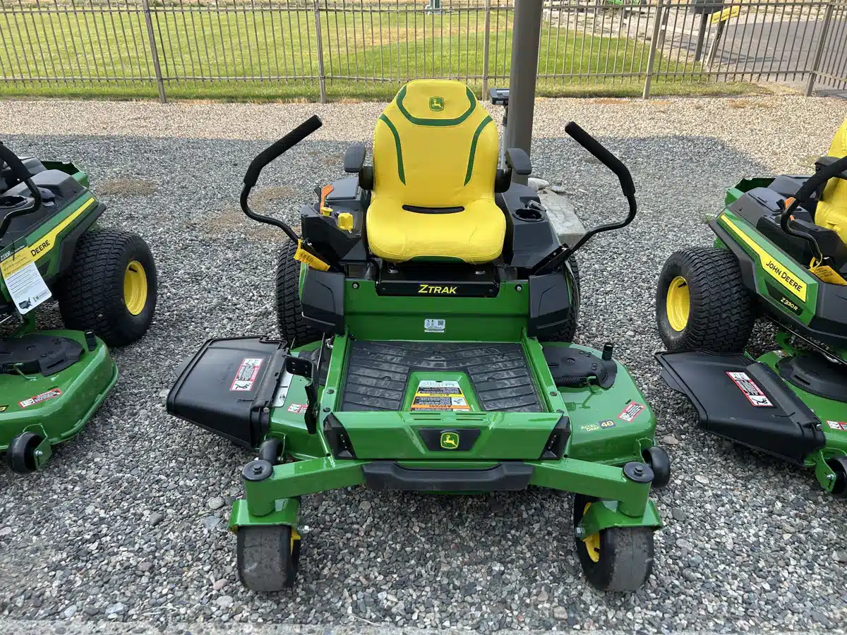 Photo de la Galerie 2 pour 2026 John Deere Z330R Tondeuse à rayon de braquage zéro