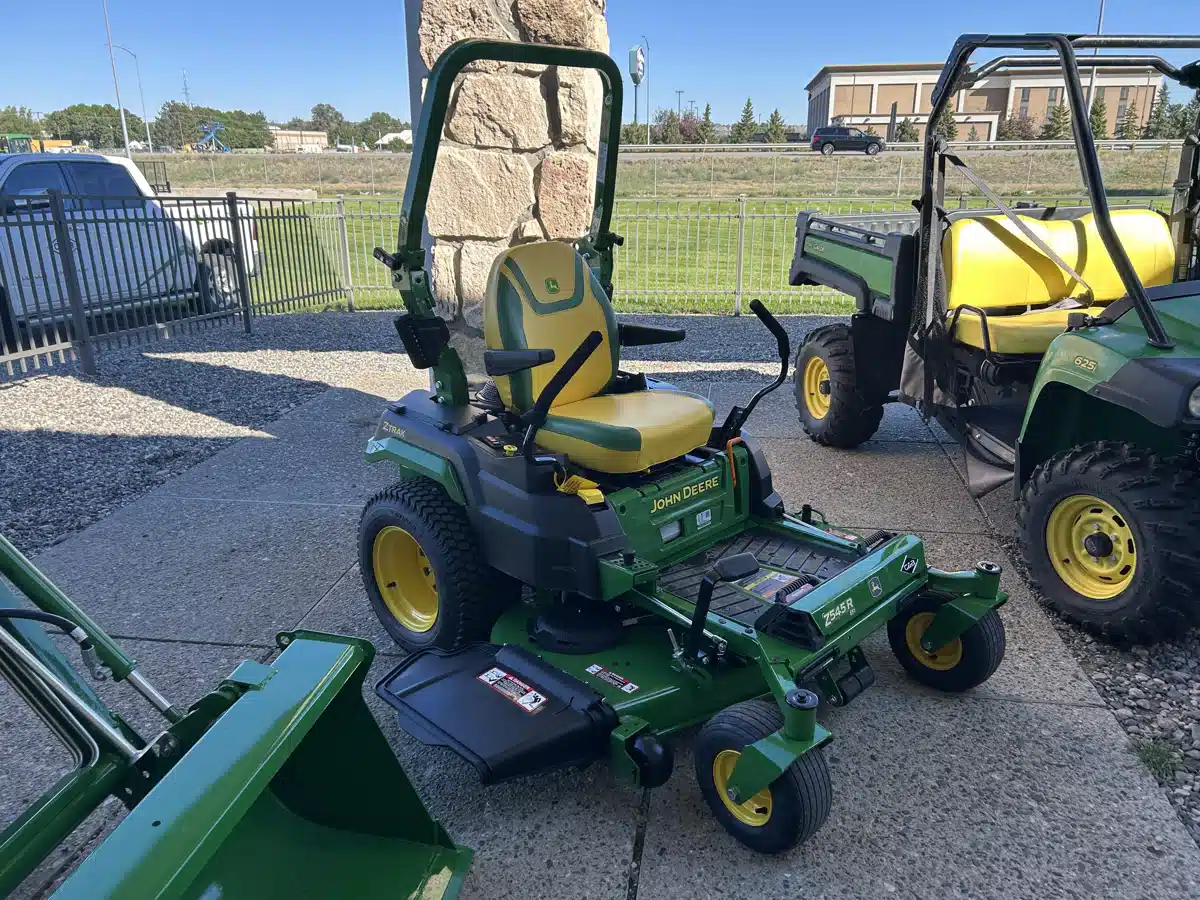 Gallery image 2 for 2026 John Deere Z545R Mower - Zero Turn