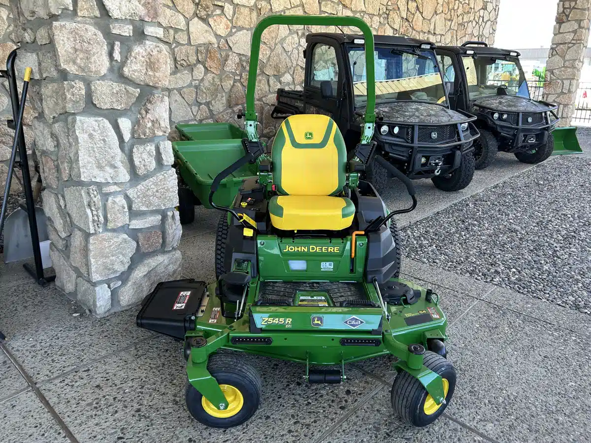 Gallery image 1 for 2026 John Deere Z545R Mower - Zero Turn