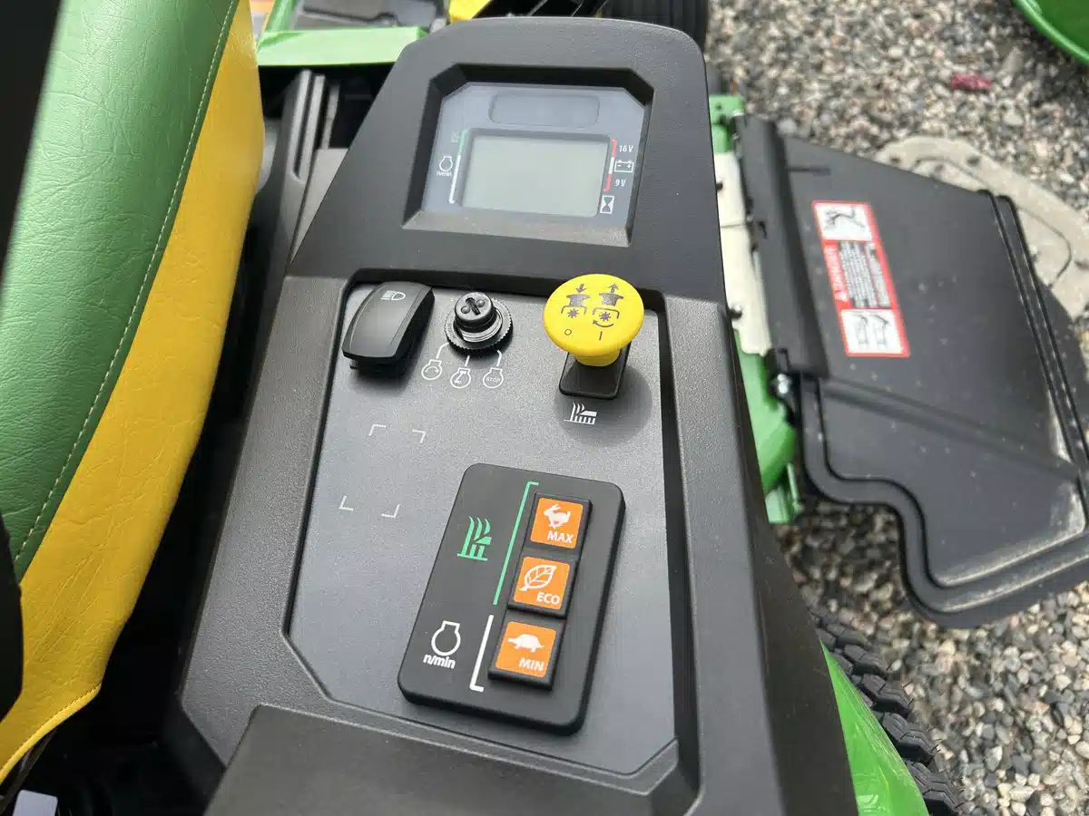 Gallery image 2 for 2026 John Deere Z545R Mower - Zero Turn