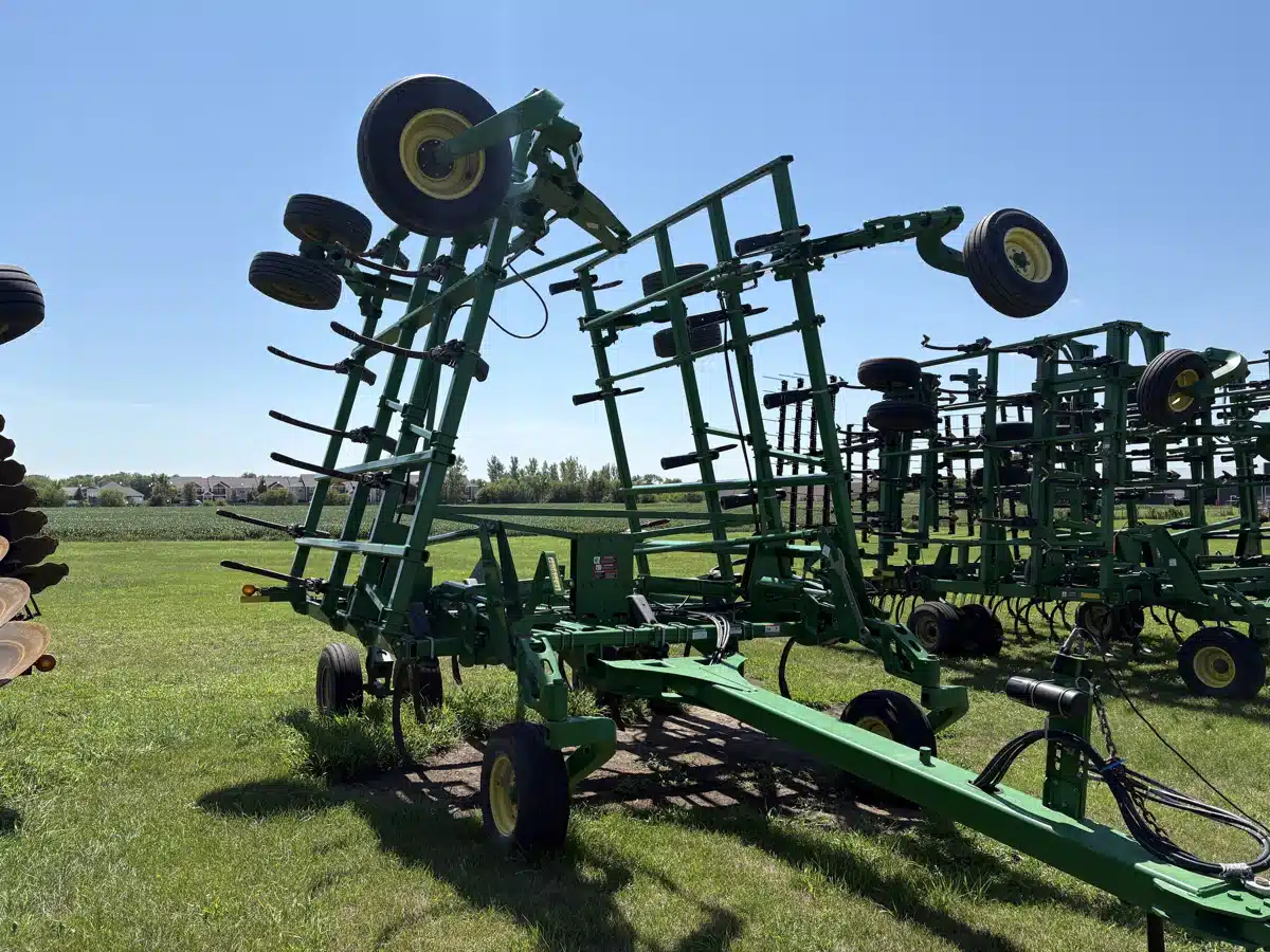 Gallery image 1 for 2011 John Deere 2410 Chisel Plow