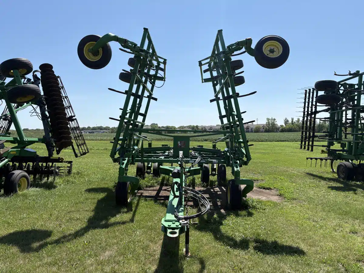 Gallery image 2 for 2011 John Deere 2410 Chisel Plow