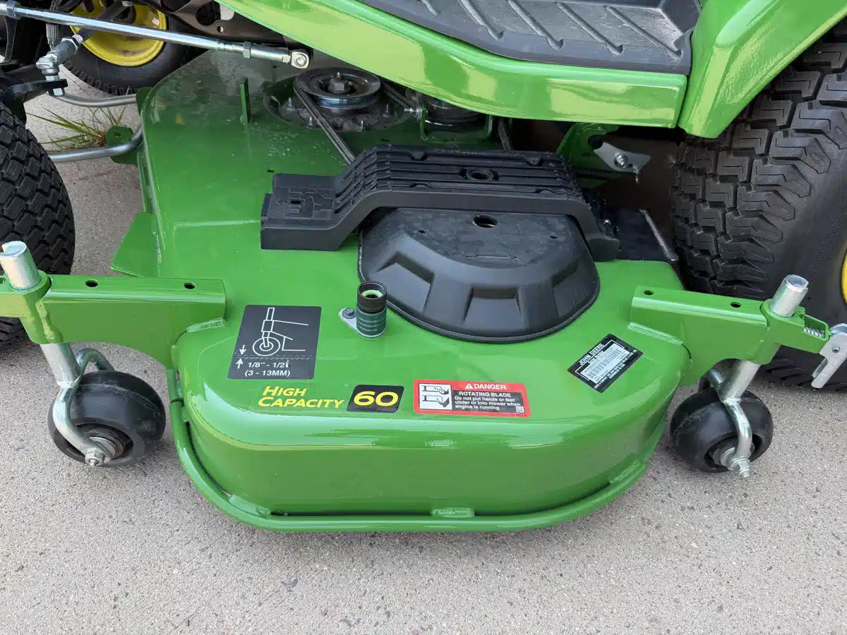 Photo de la Galerie 1 pour 2026 John Deere 60" High Capacity Mower Deck Accessoires