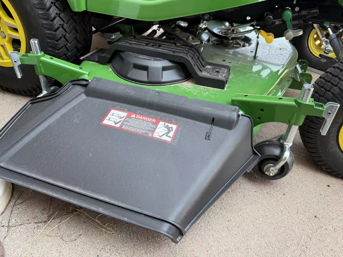 Photo de la Galerie 2 pour 2026 John Deere 60" High Capacity Mower Deck Accessoires