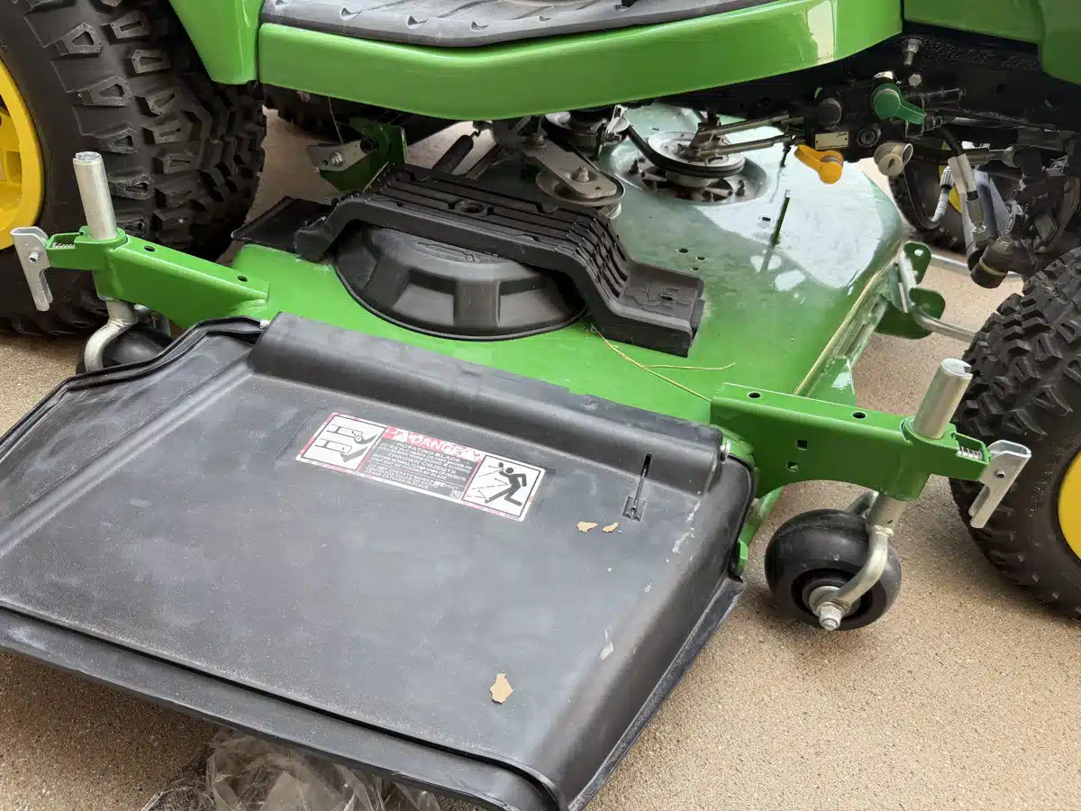 Photo de la Galerie 2 pour 2023 John Deere 60" High Capacity Mower Deck Accessoires