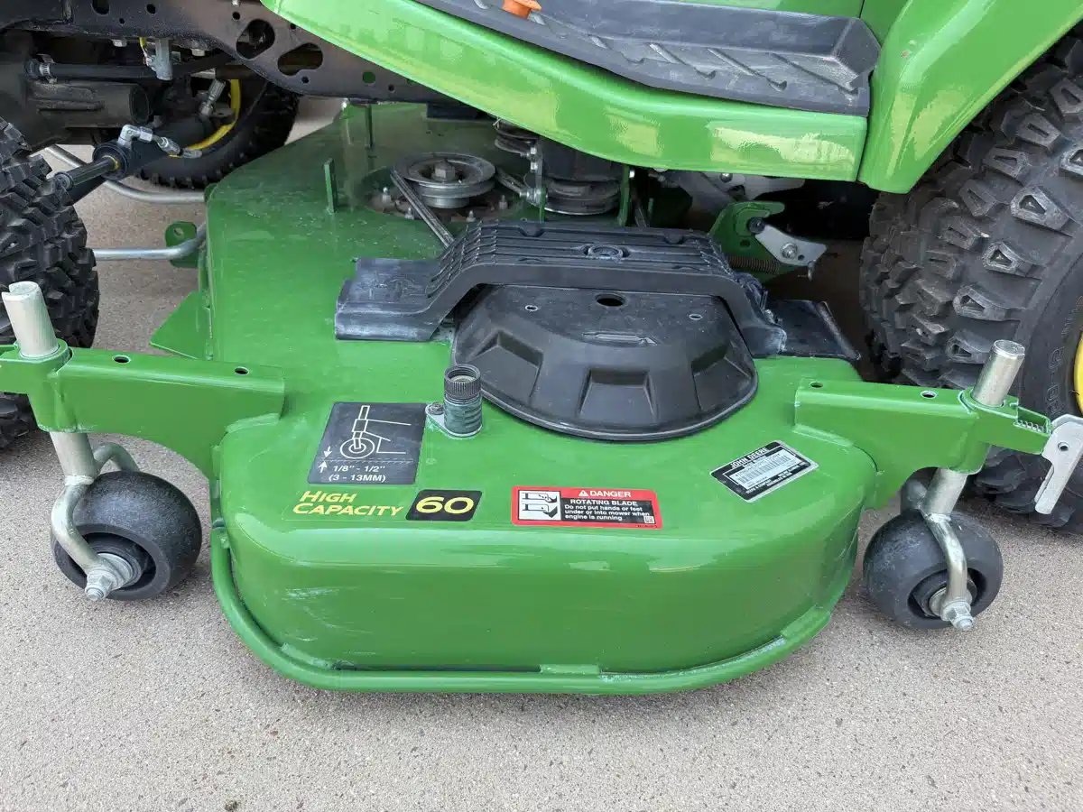 Photo de la Galerie 1 pour 2023 John Deere 60" High Capacity Mower Deck Accessoires