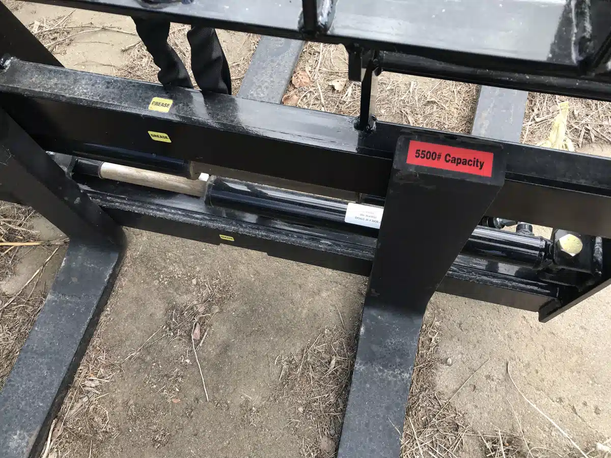 Photo de la Galerie 2 pour MDS Manufacturing WALK THRU RAIL STYLE PALLET FORK Autre