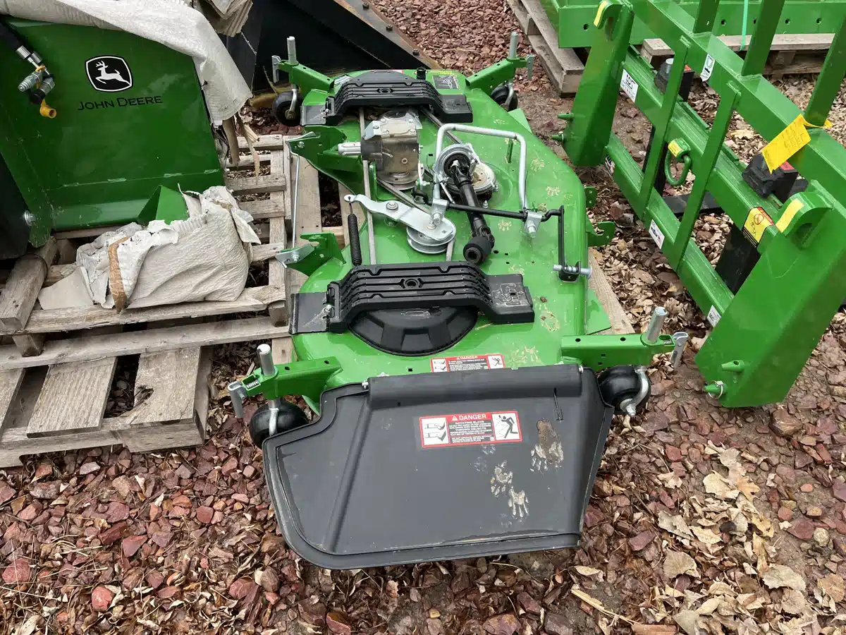 Photo de la Galerie 2 pour 2023 John Deere 60' High Capacity Mower Deck Accessoires de pelouse et de jardin