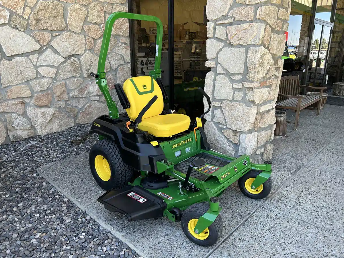 Photo de la Galerie 1 pour 2026 John Deere Z530M Tondeuse à rayon de braquage zéro