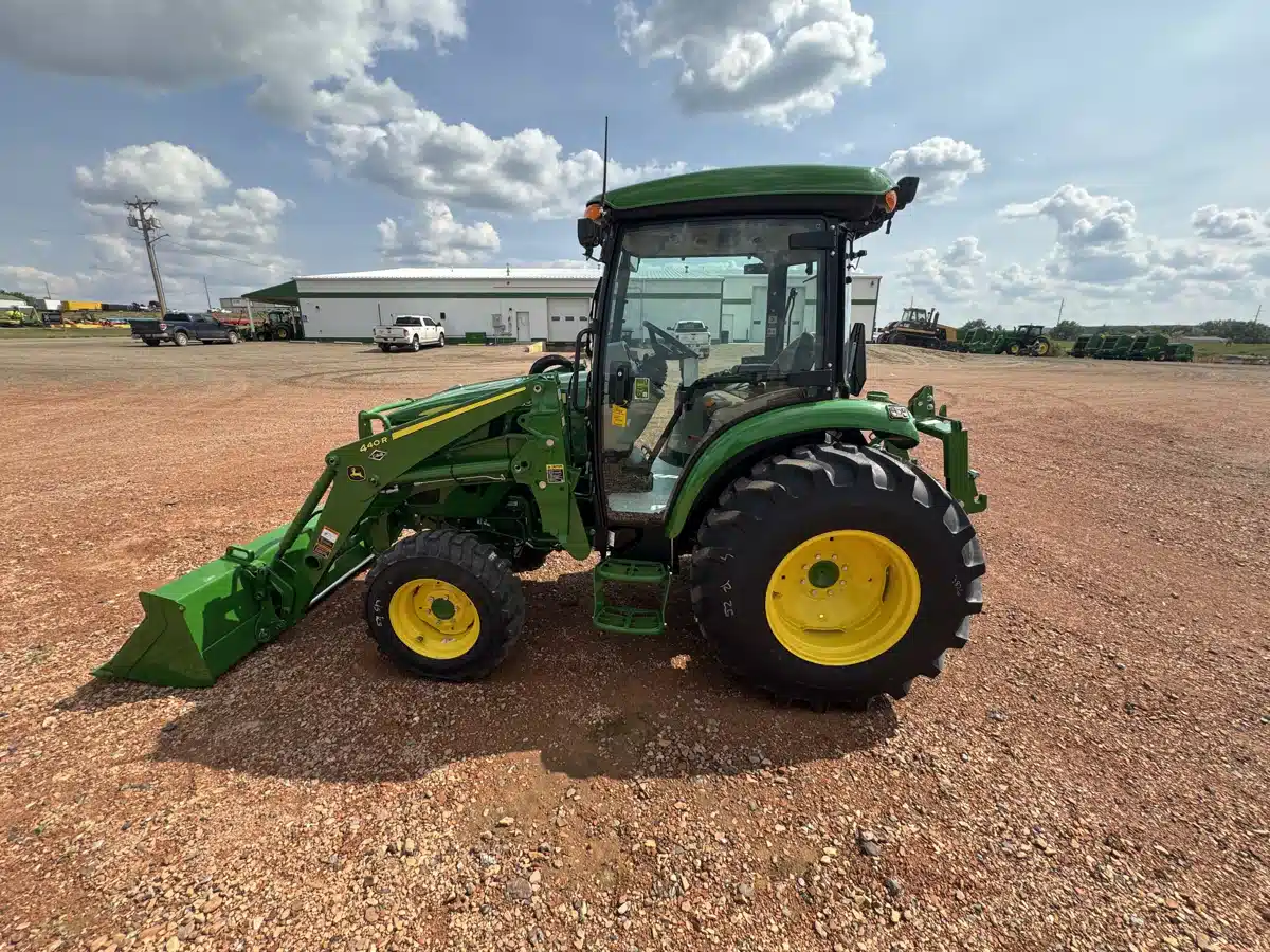 Photo de la Galerie 1 pour John Deere 4066R Tracteur