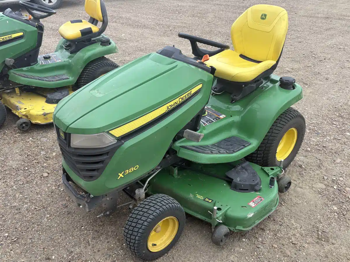 Photo de la Galerie 1 pour 2023 John Deere X380 Tracteur à pelouse