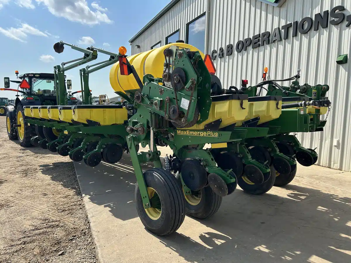 Gallery image 2 for 2002 John Deere 1770NT Planter