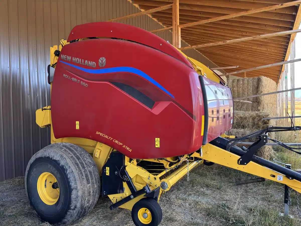 Gallery image 1 for 2023 New Holland ROLL-BELT 560 Round Baler
