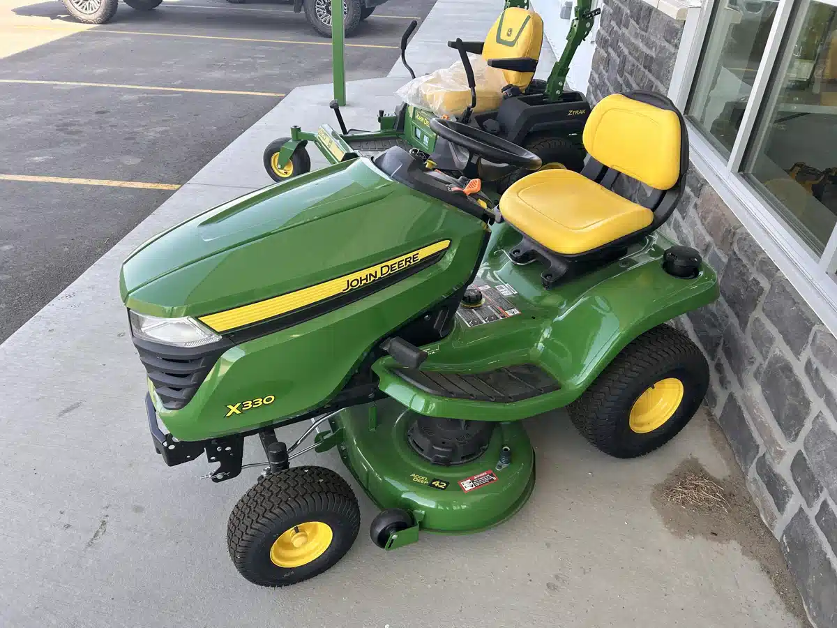 Photo de la Galerie 2 pour 2026 John Deere X330 Tracteur à pelouse