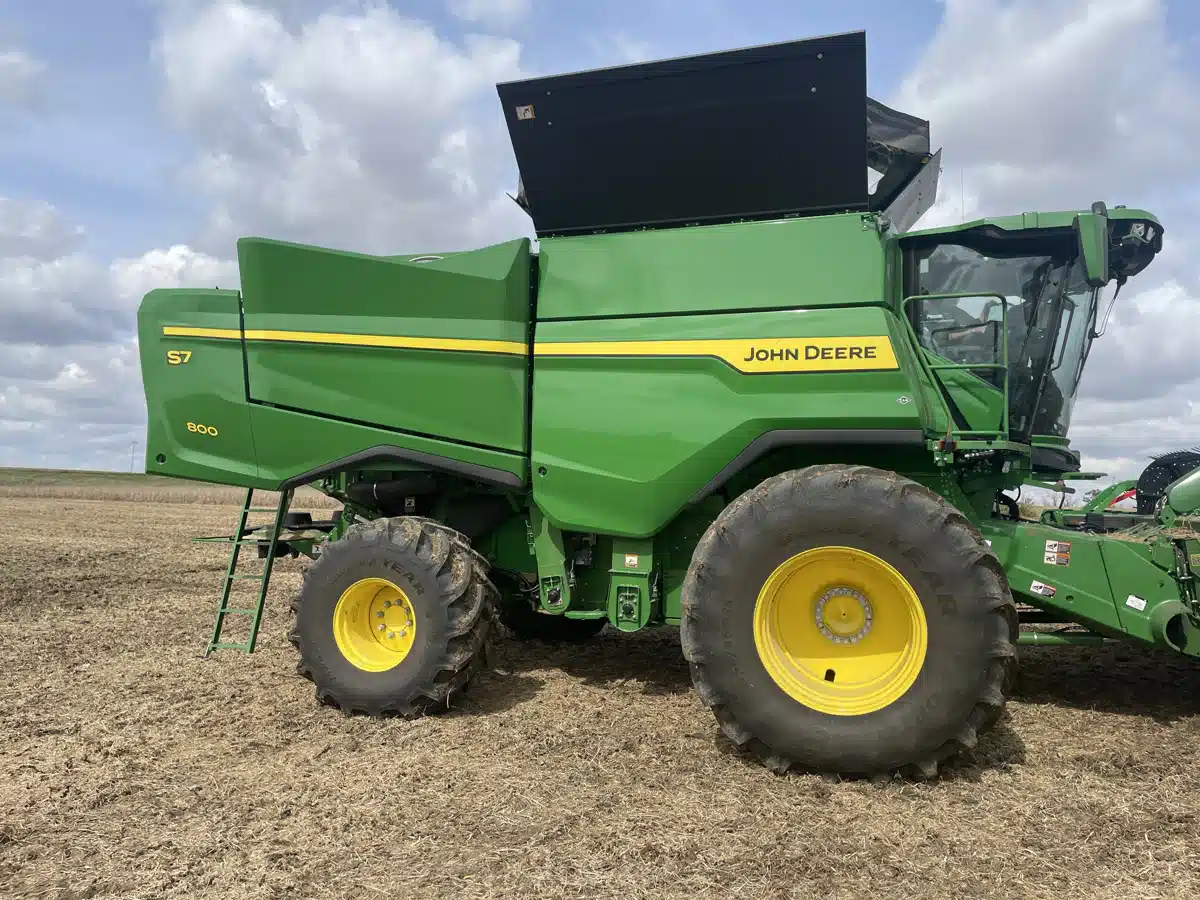 Gallery image 2 for 2025 John Deere S7 800 Combine