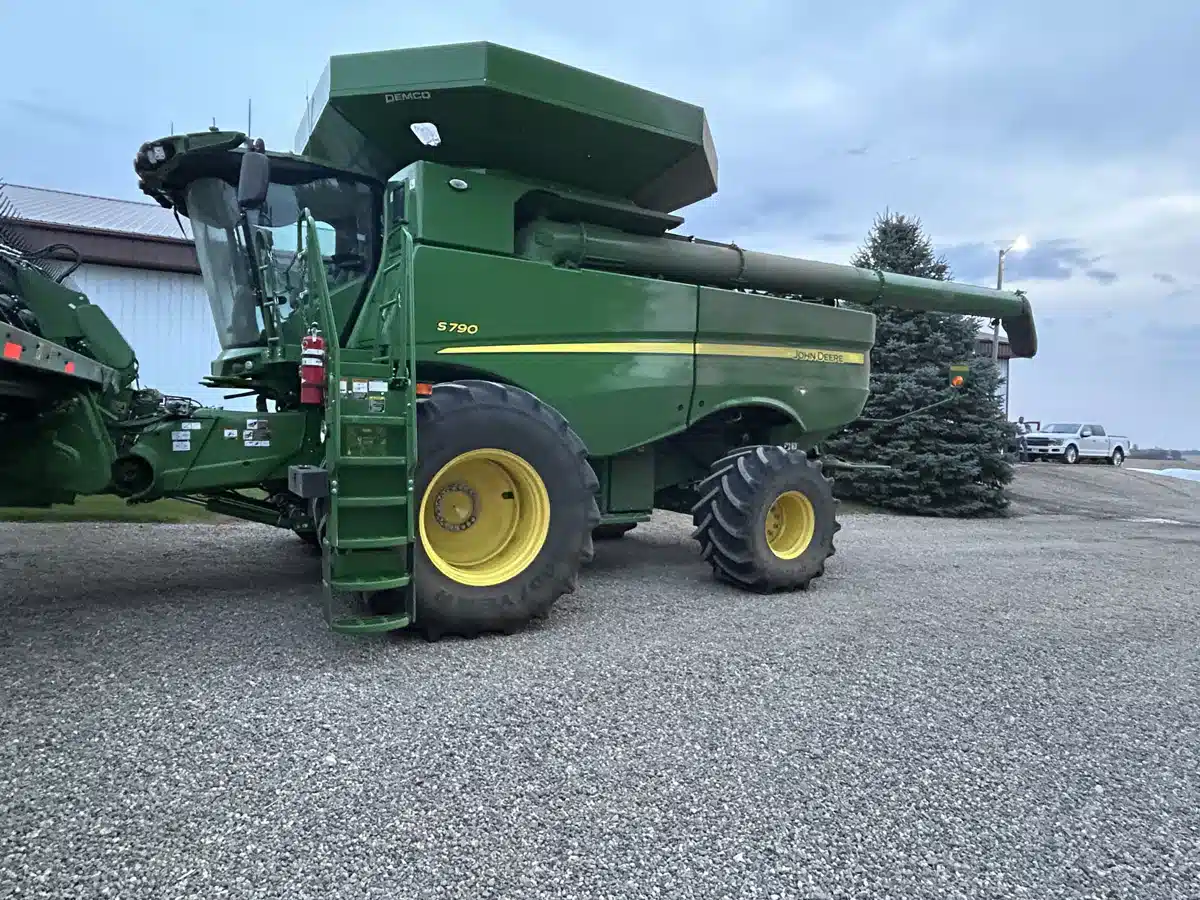 Gallery image 2 for 2024 John Deere S790 Combine