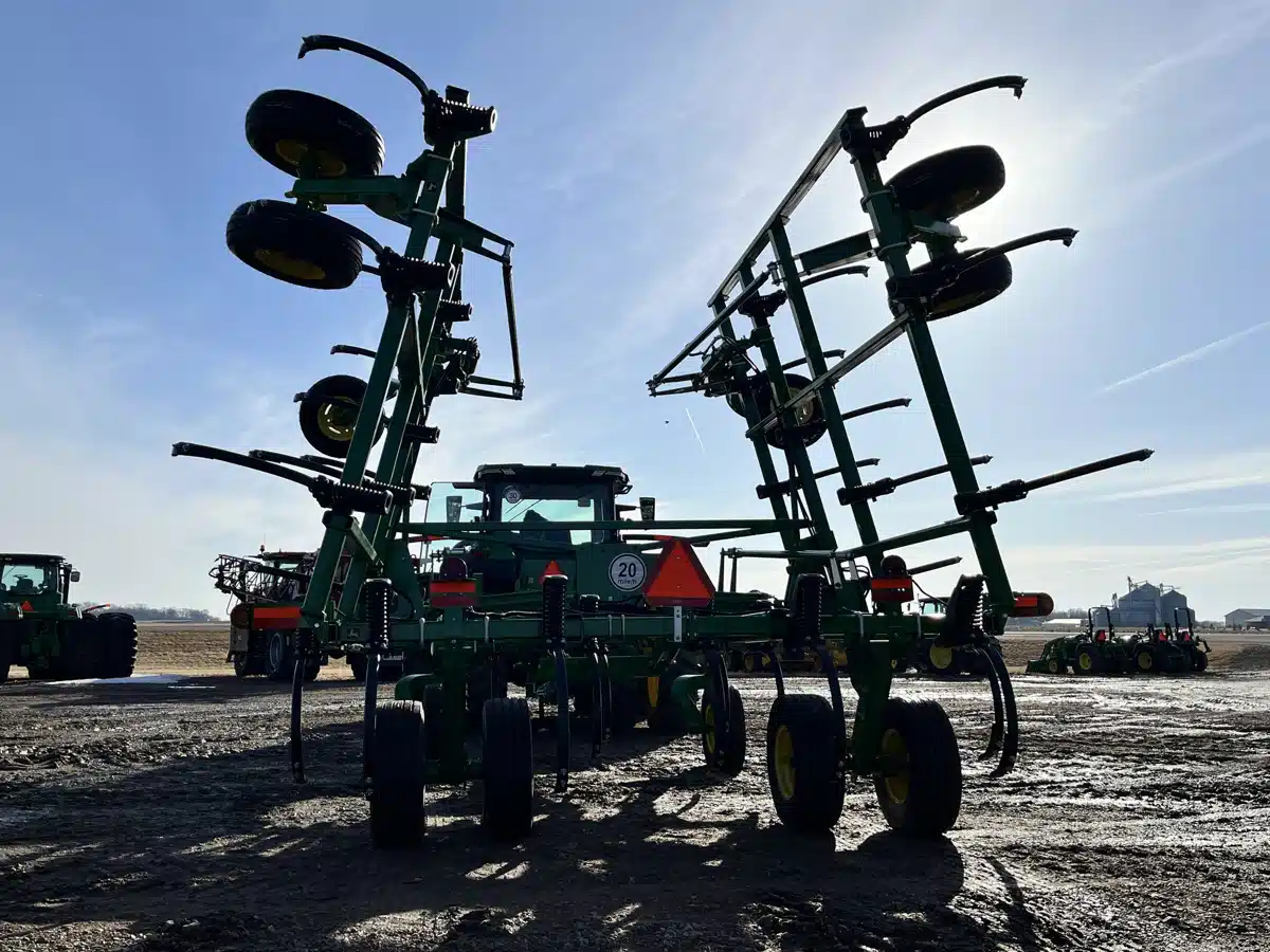 Gallery image 2 for 2023 John Deere 2430 Chisel Plow