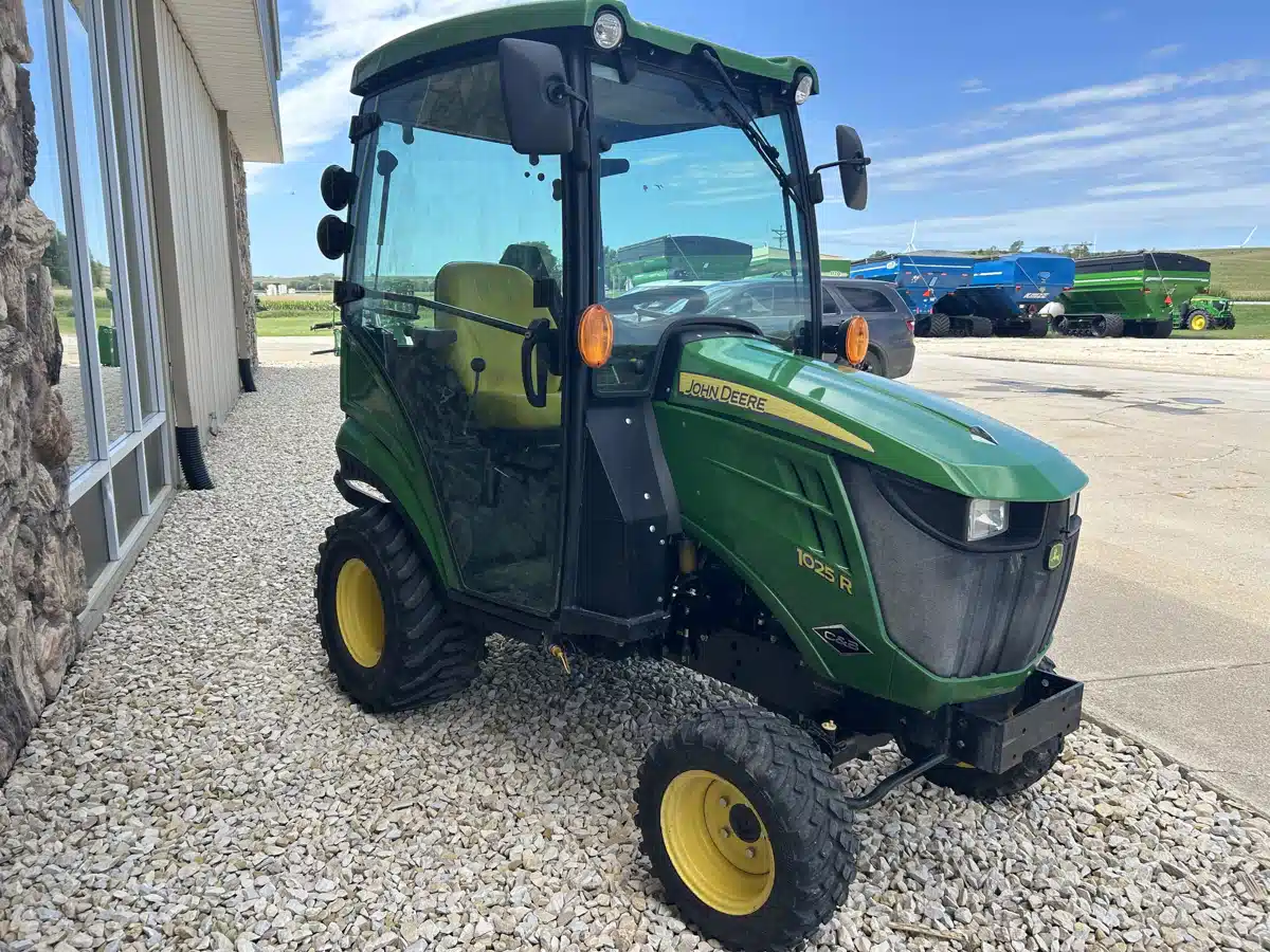 Gallery image 2 for 2017 John Deere 1025R Tractor
