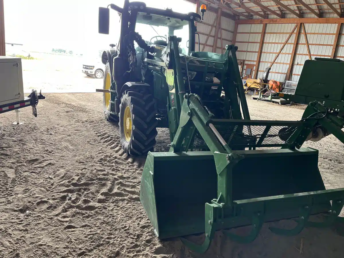 Photo de la Galerie 2 pour 2016 John Deere 6130R Tracteur