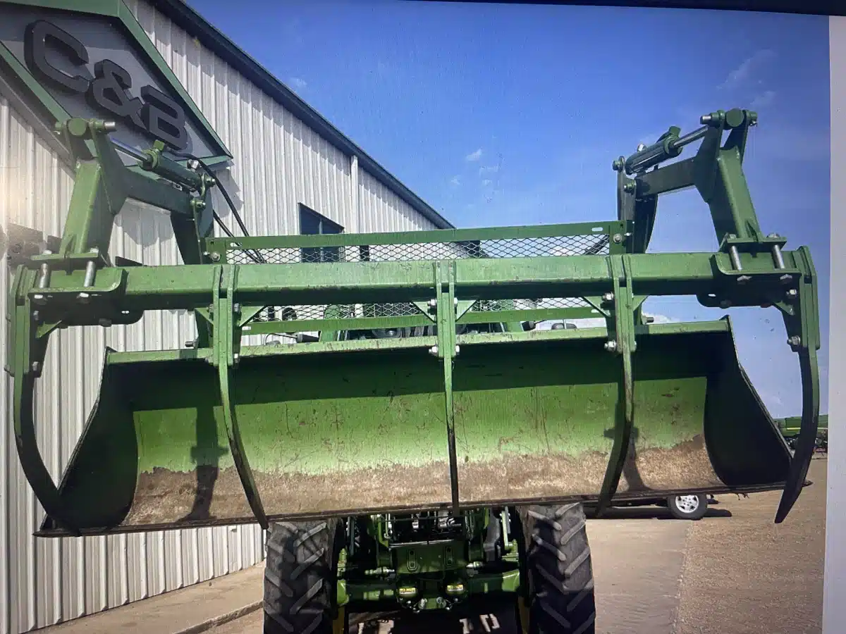Photo de la Galerie 2 pour John Deere 96" Bucket with Grapple Tracteur