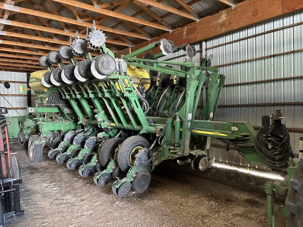 Gallery image 1 for 2005 John Deere 1790 Planter