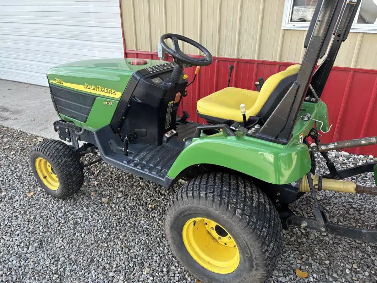 Gallery image 2 for 2004 John Deere 2210 Tractor