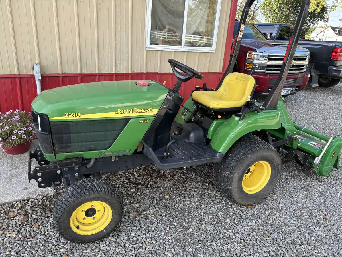 Gallery image 1 for 2004 John Deere 2210 Tractor