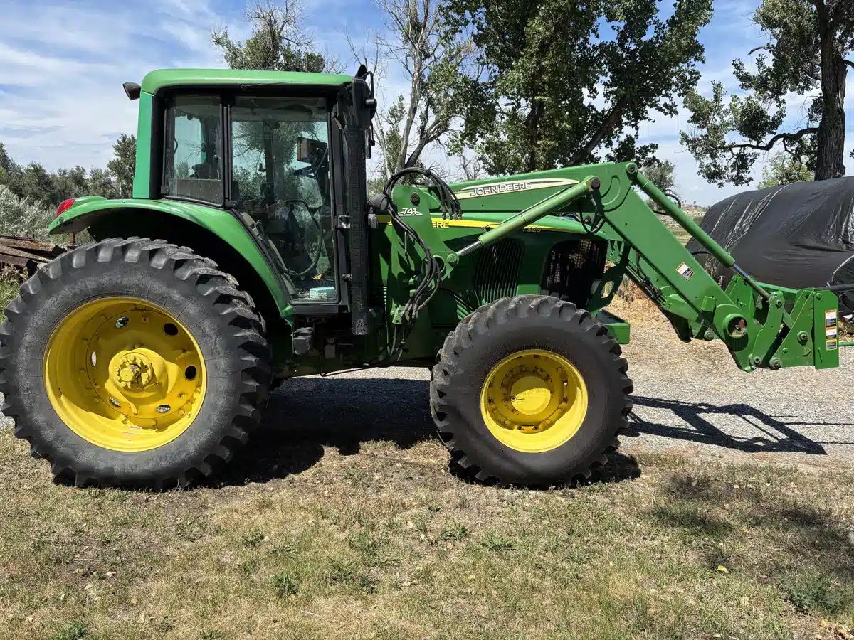 Photo de la Galerie 2 pour 2005 John Deere 7320 Tracteur