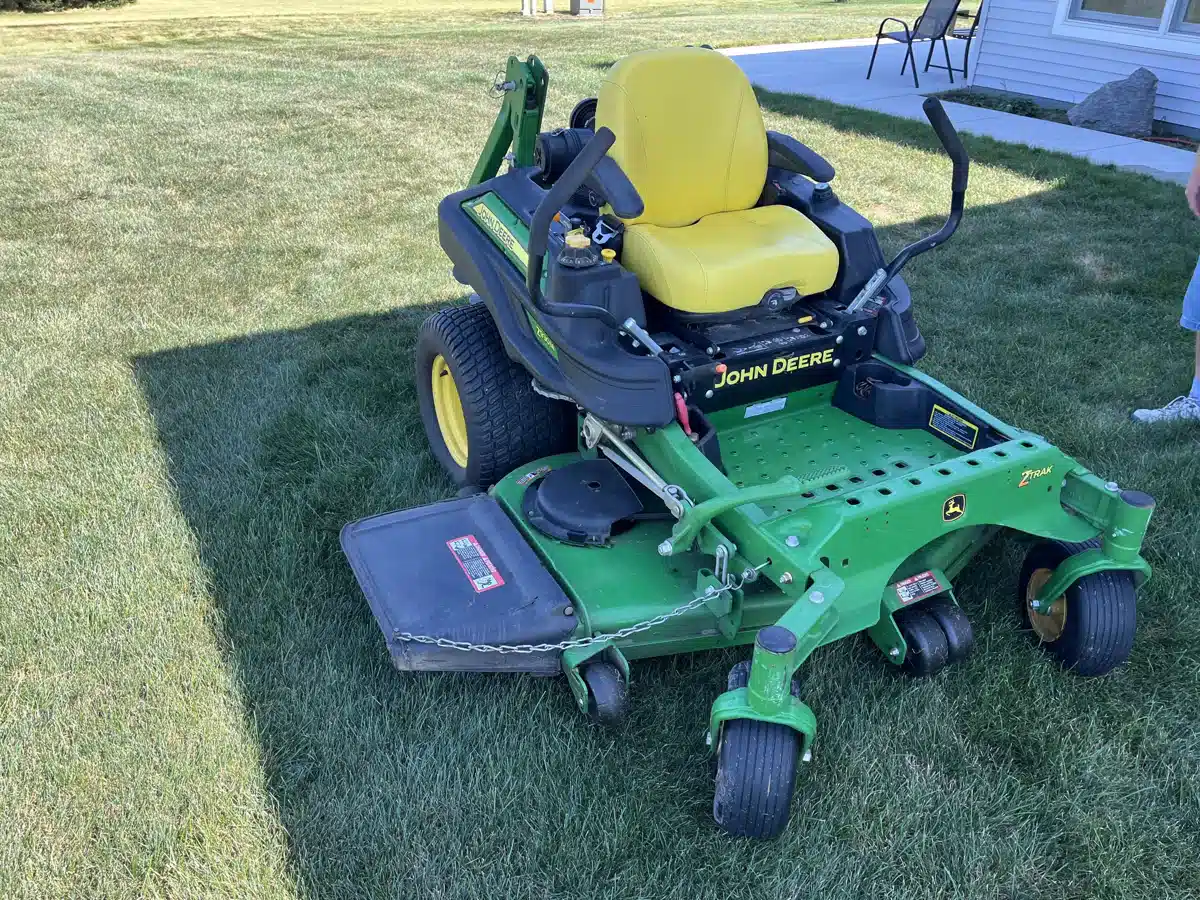 Photo de la Galerie 2 pour 2015 John Deere Z930M Tondeuse à rayon de braquage zéro