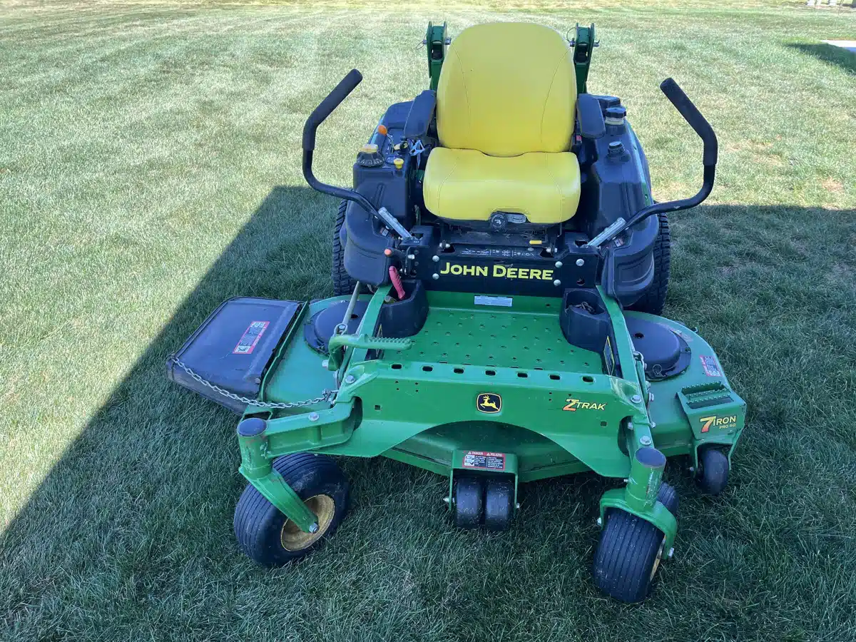 Photo de la Galerie 1 pour 2015 John Deere Z930M Tondeuse à rayon de braquage zéro