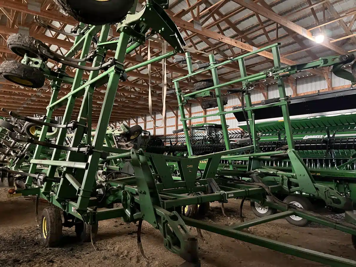 Gallery image 1 for 2004 John Deere 2410 Chisel Plow