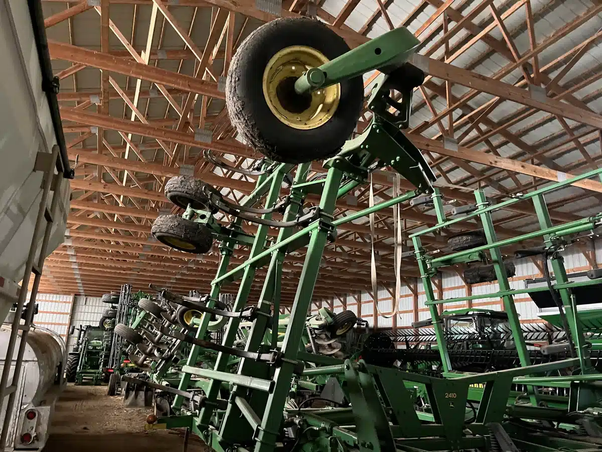 Gallery image 2 for 2004 John Deere 2410 Chisel Plow